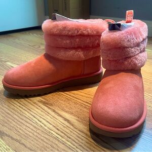 Women’s Classic UGG Mini Fluff Quilted Boots,
Size 8
(BRAND NEW)